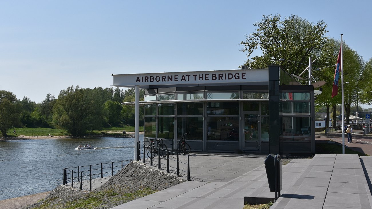 airborne_at_the_bridge_arnhem_01